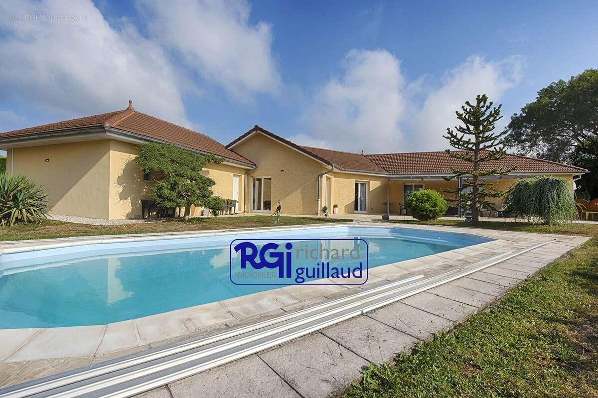 Maison à MONTAGNIEU