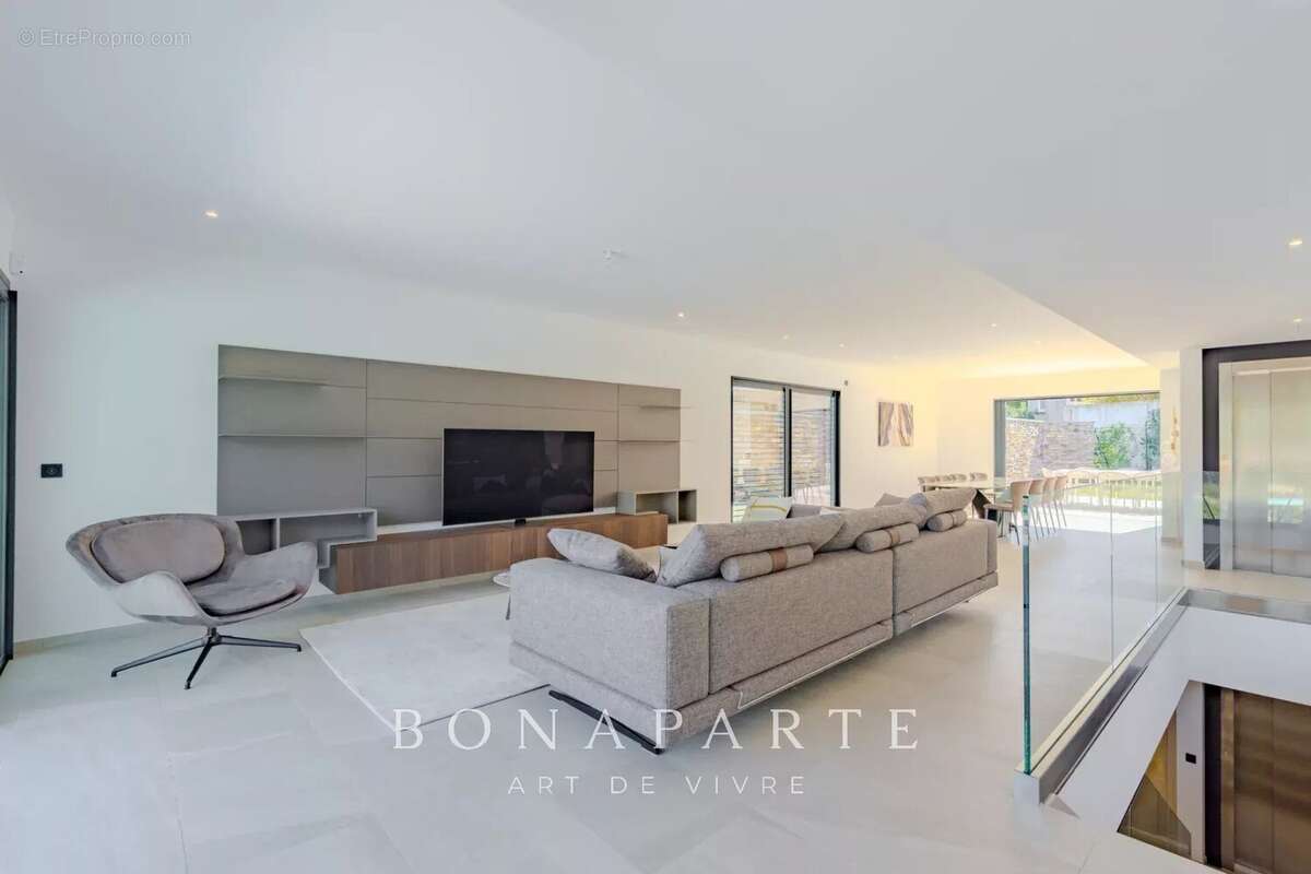 SAINT-TROPEZ - GASSIN [VILLE] – Exclusivité : Superbe villa-appartement en duplex avec vue mer exceptionnelle - photo 31