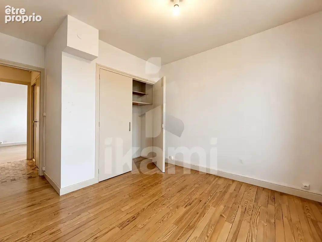 Appartement T3 avec double balcon, place de parking en hyper centre de Romans - photo 6