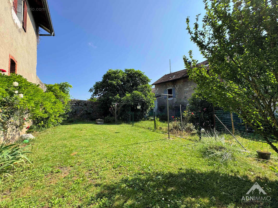 Appartement à COLLONGES