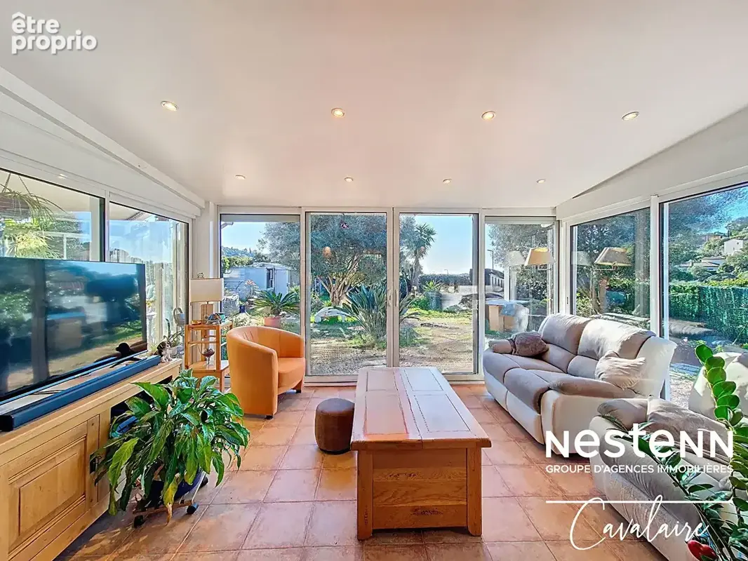 Maison d'environ 120 m² de plain-pied avec vue mer sur un terrain piscinable dans un quartier prisé de Cavalaire - photo 6