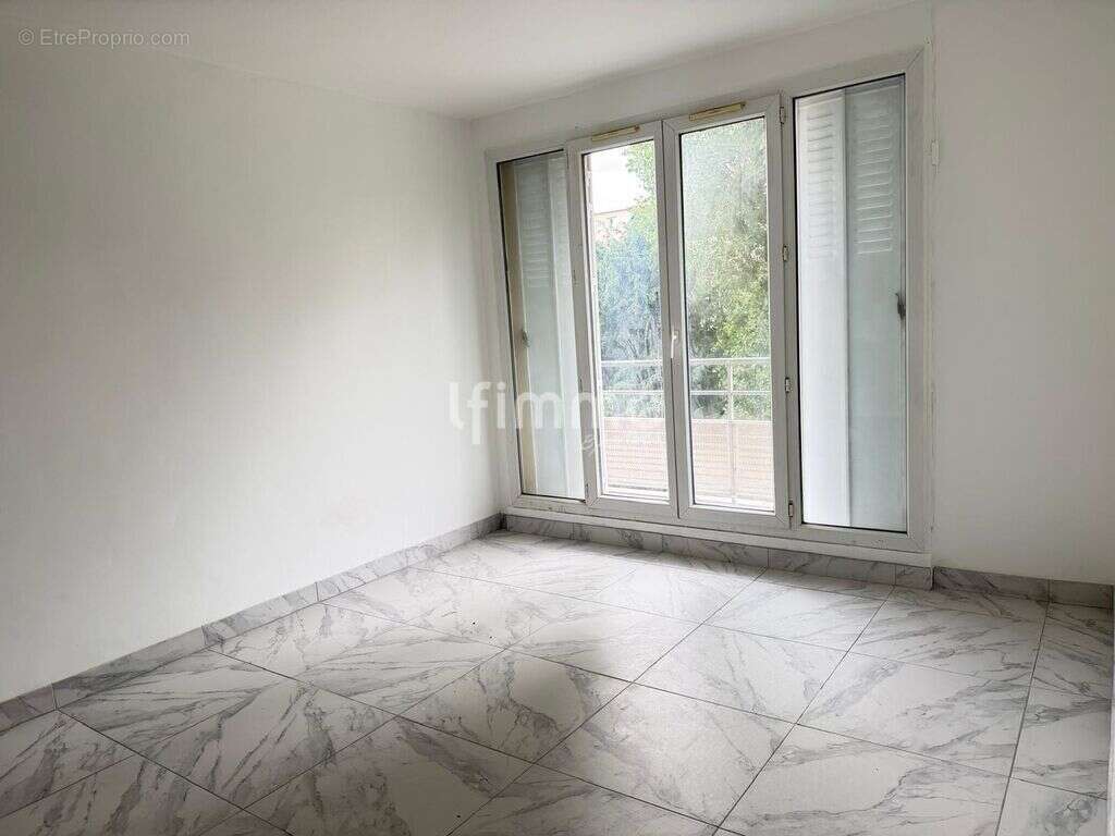 Appartement Familial 80 m2 - Proche gare Noisy Champs - - photo 2
