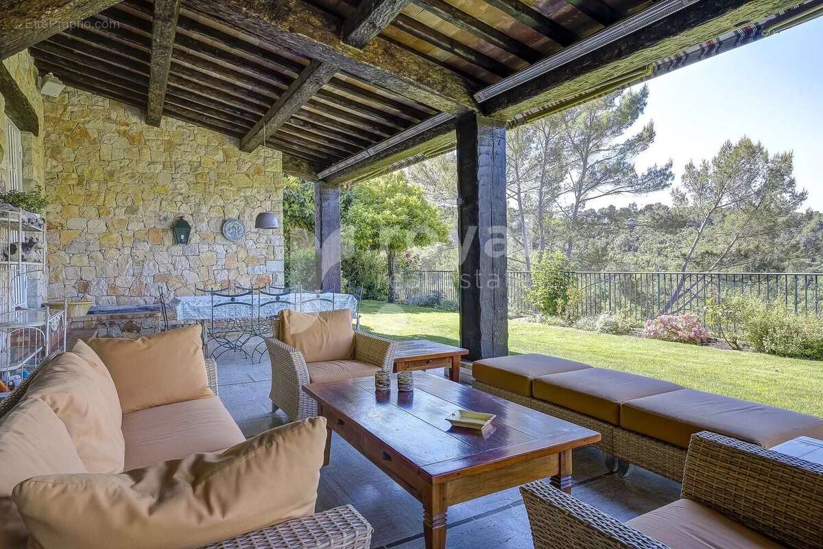 Belle villa en pierres dans un domaine fermé au calme - photo 3