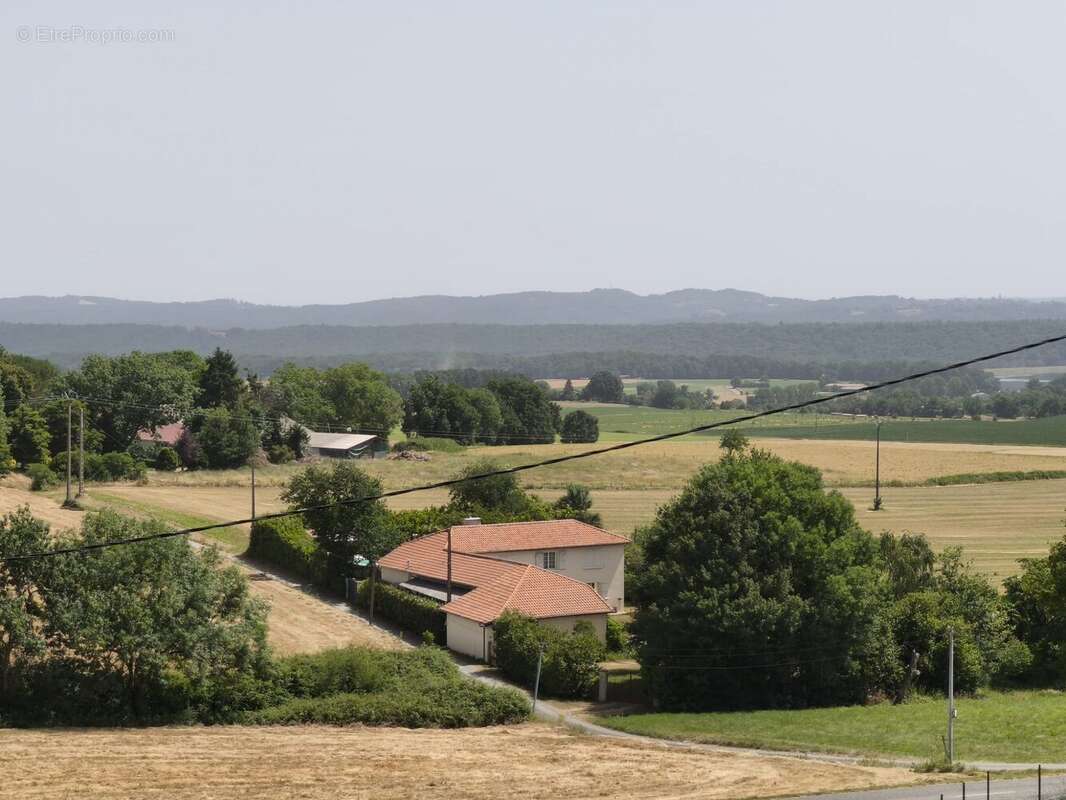 Vue dégagée sur la campagne vallonnée des Hautes-Pyrénées près de Puydarrieux. - Maison à PUYDARRIEUX