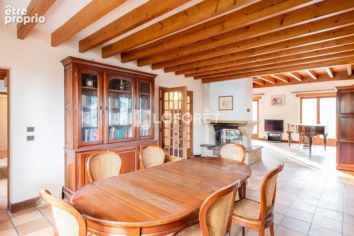 Maison de caractère de 256 m² sur terrain de 952 m² - La Celle-Saint-Cloud - photo 4