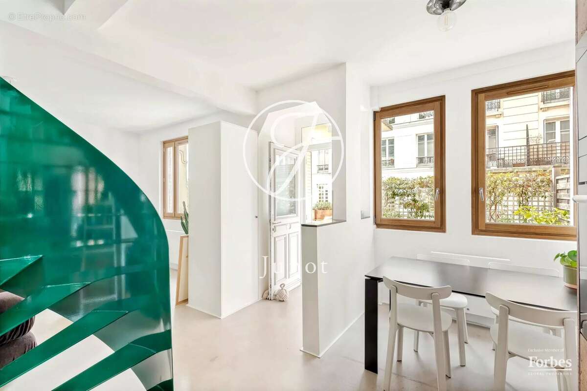 Paris 18e - MONTMARTRE / HAUT LEPIC - Appartement comme une maison - 3 pièces - 68,52m² Carrez - 72,81m² au sol - Terrasse 15,80 - photo 20