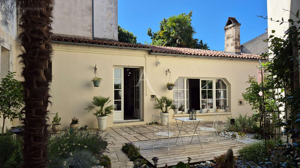 Ensemble immobilier constitué de deux maisons et son garage et extérieur  à Saint Jean D'Angely - photo 2