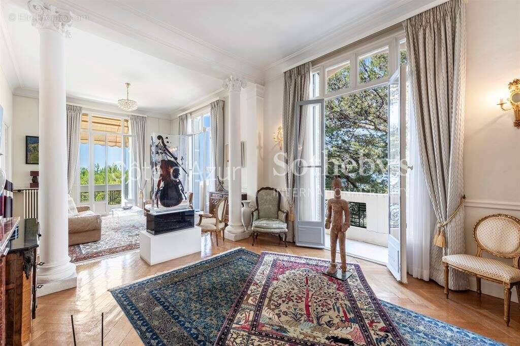 Cap de Nice, villa pieds dans l'eau de 229 m² avec accès direct à la mer et deux garages - photo 7