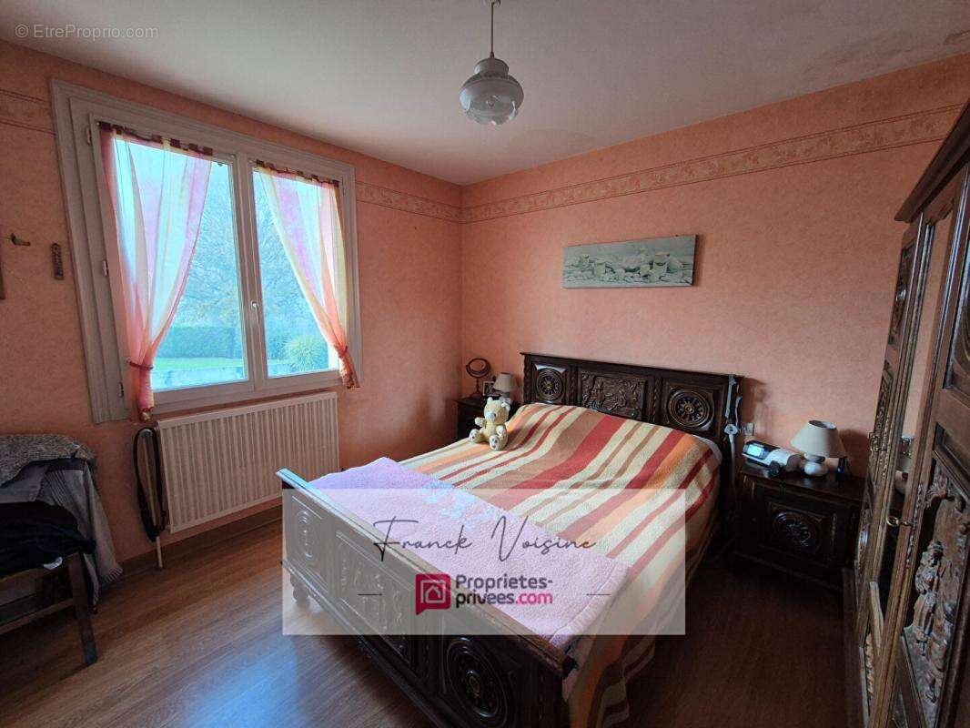 Maison à SAINT-MICHEL-MONT-MERCURE