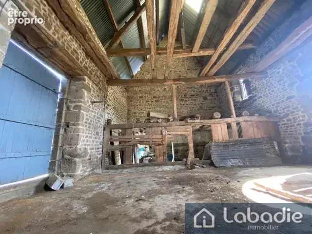 A proximité d'un bourg tous commerces, un beau bâtiment en pierres à rénover, terrain de 3128m2. - photo 13