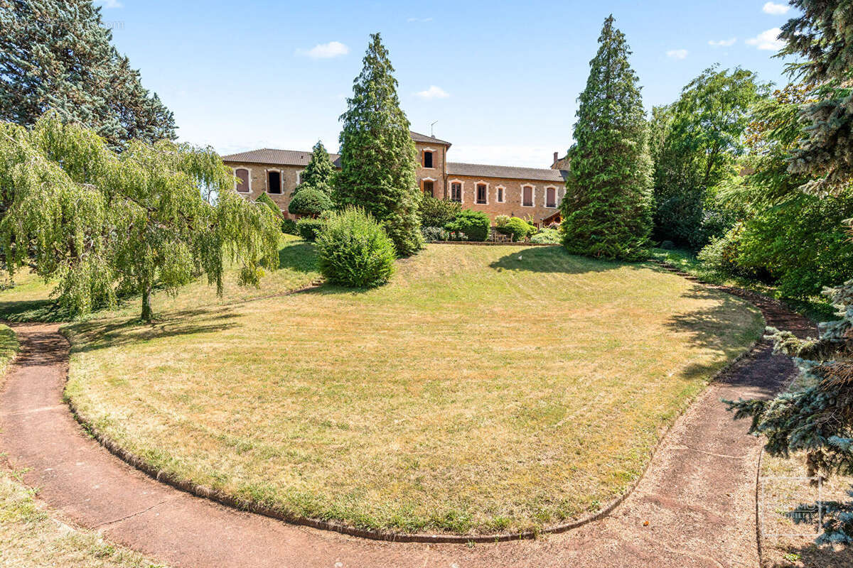 CHESSY, maison de 964.65 m² de plancher avec piscine, tennis et dépendances - photo 2