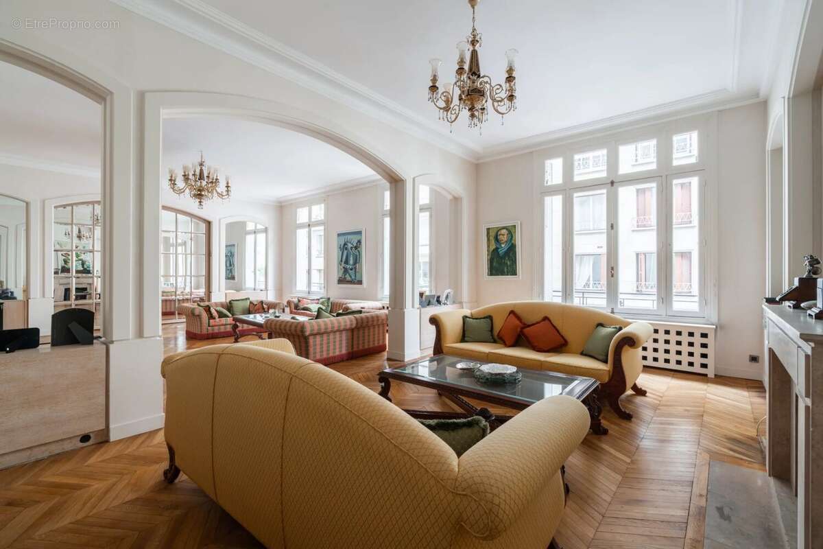 Appartement à PARIS-16E