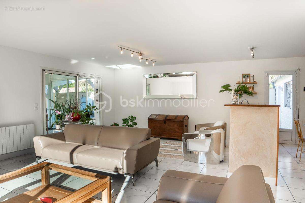 Pessac – Quartier de l’Alouette Maison familiale de plain-pied – 175 m² – Terrain 800 m² avec piscineB - photo 11