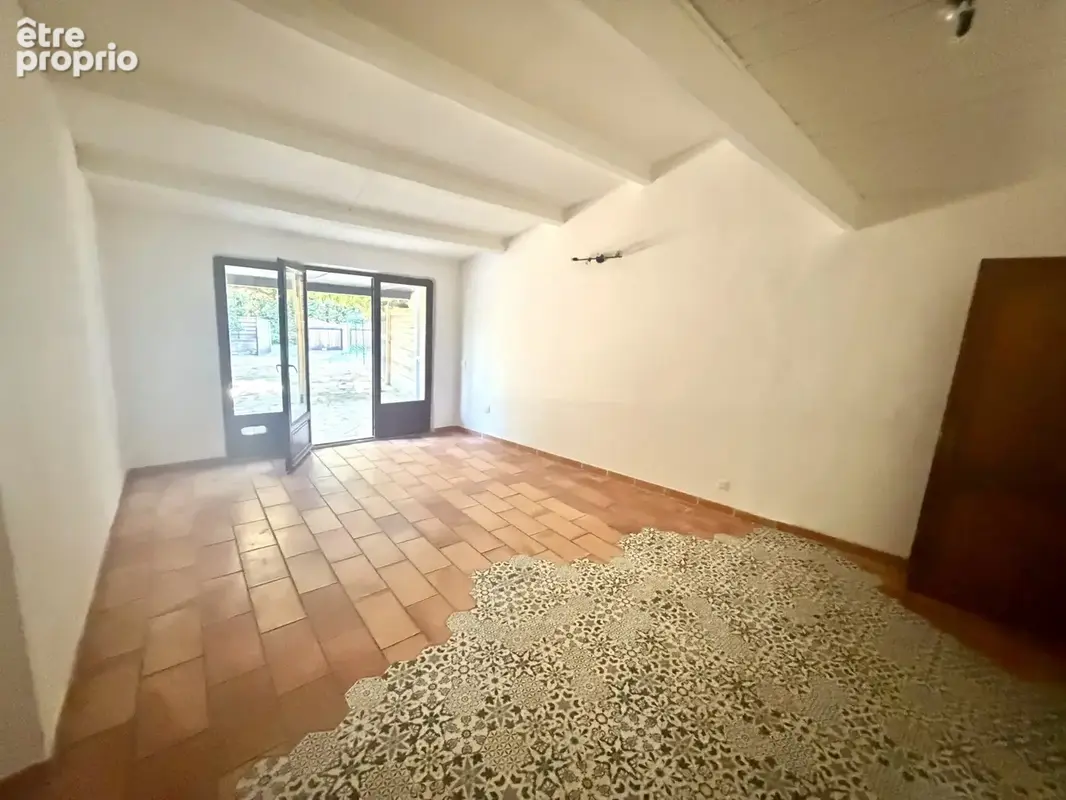 À Aups   Maison de plain-pied avec extérieur et stationnement - photo 5