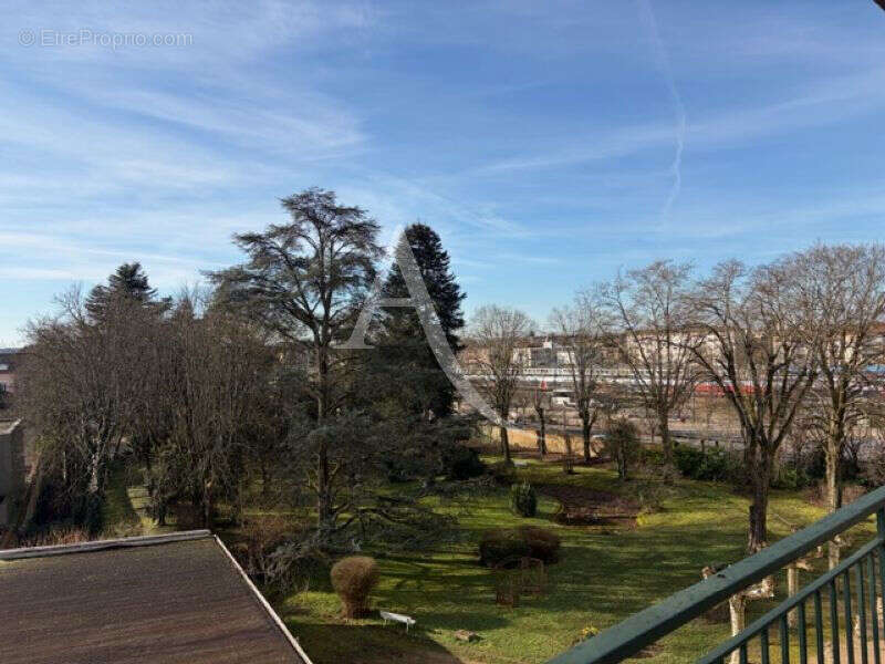 Superbe T3 traversant avec balcons, cave et stationnement Exposition plein Sud face à un parc arboré - photo 3