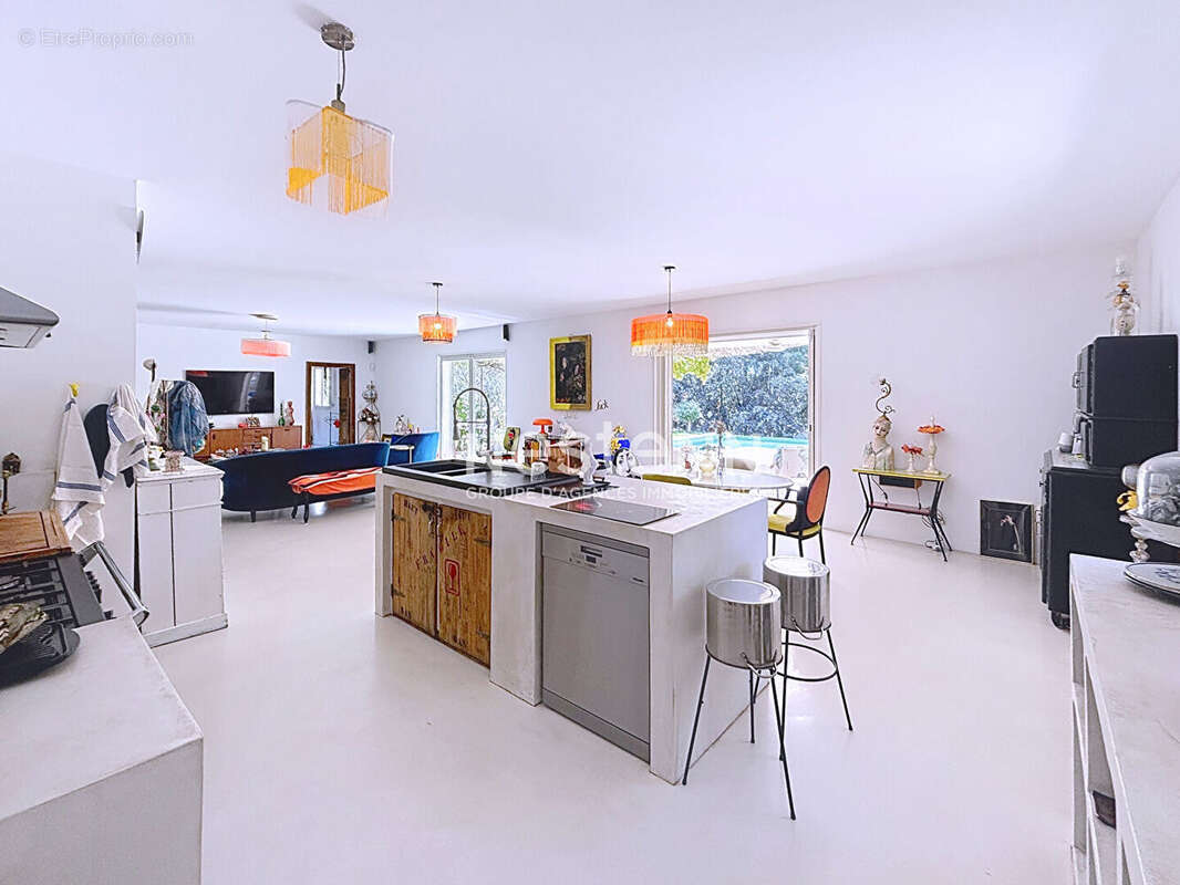 Maison , familiale avec piscine et beaux volumes située à Ventabren . - photo 4
