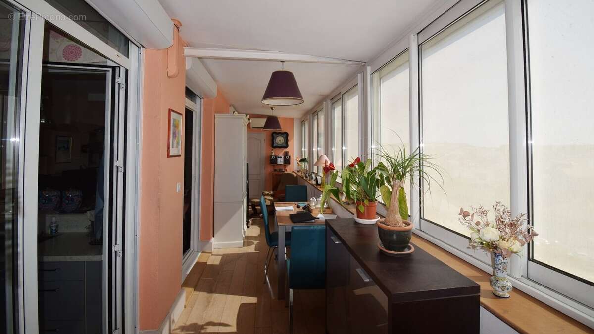 À VENDRE - PROCHE PARC DES SOURCES - Appartement T2 bis centre-ville de VICHY avec vue dégagée - photo 6