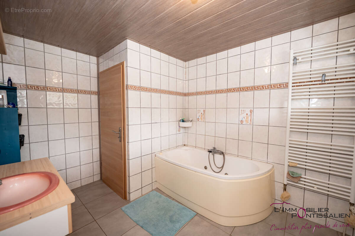 Maison de caractere offrant de beaux volumes - photo 4