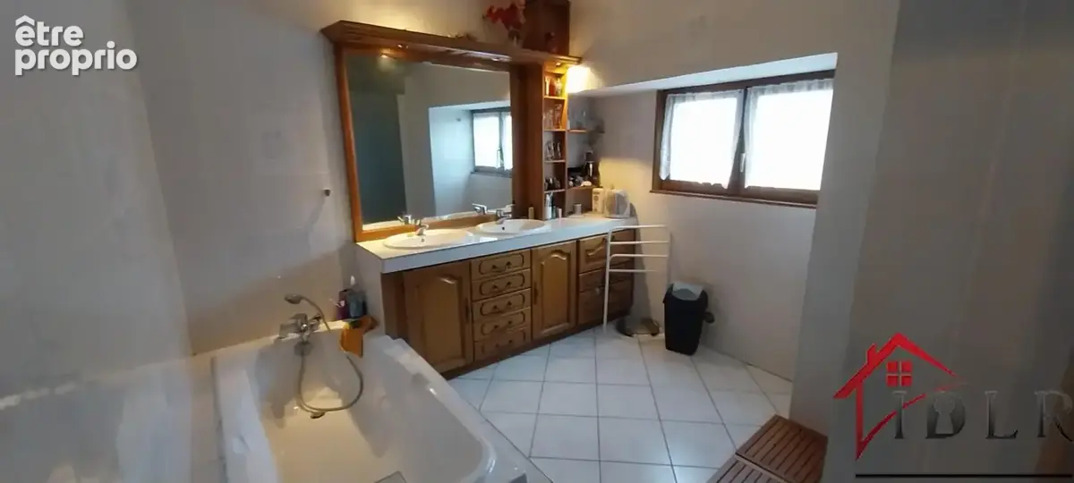Maison de caractère de 281 m2 - Beaux volumes et fort potent - photo 29