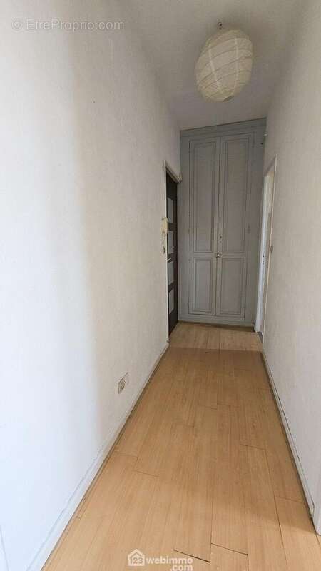 Une entrée avec ses placards. - Appartement à MELUN