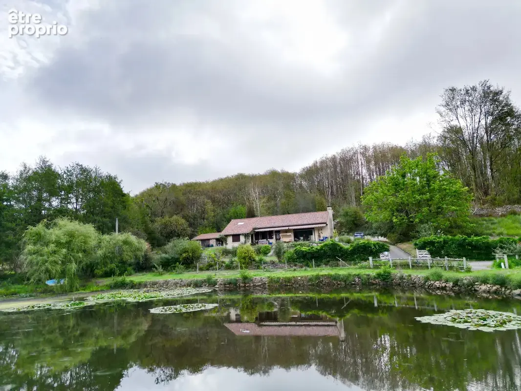Une vue imprenable sur le lac, le tout dans un pavillon indépendant niché au cœur de magnifiques jardins privés. - photo 19