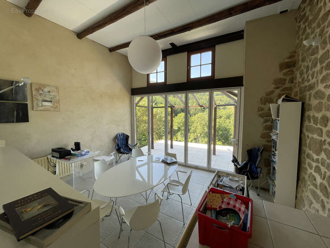 Bâtisse en pierre avec 4.1ha 326 m2 - photo 10