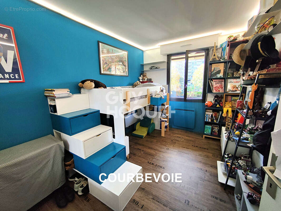 Appartement à COURBEVOIE