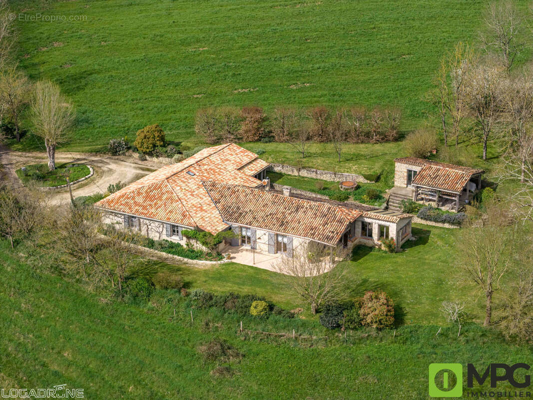 Proche CASSENEUIL à 15 minutes de VILLENEUVE SUR LOT, maison en pierres sur terrain de 2462 m2. - photo 2