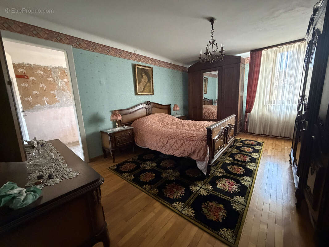 Maison mitoyenne F5 avec grange et dépendances sur 17,26 are - photo 10
