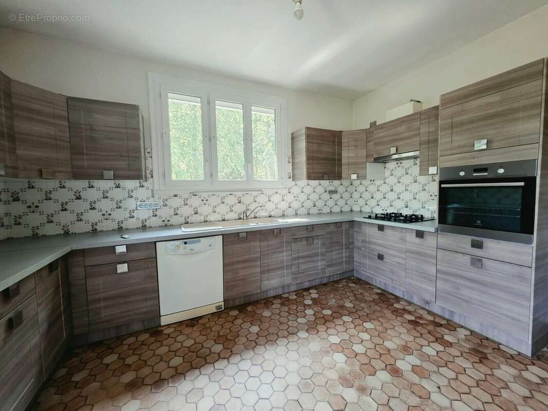 Cuisine équipée et aménagée de 14m²