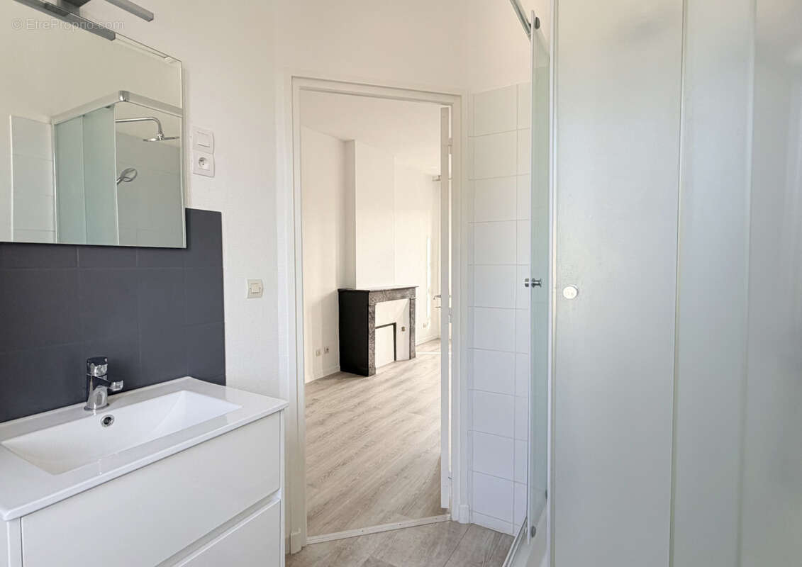 À vendre : immeuble de caractère situé à seulement 200 m du marché central de La Rochelle, comprenant 7 appart - photo 9