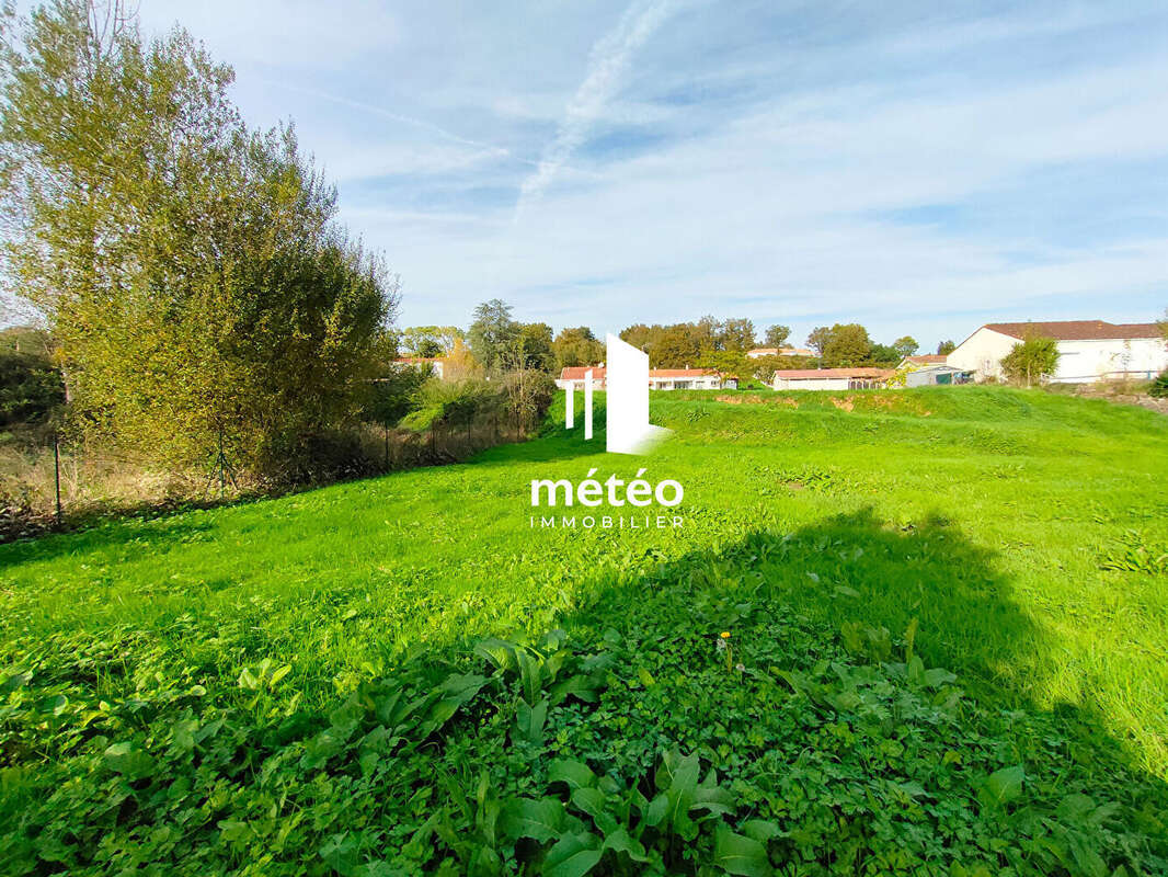 Terrain à MAREUIL-SUR-LAY-DISSAIS