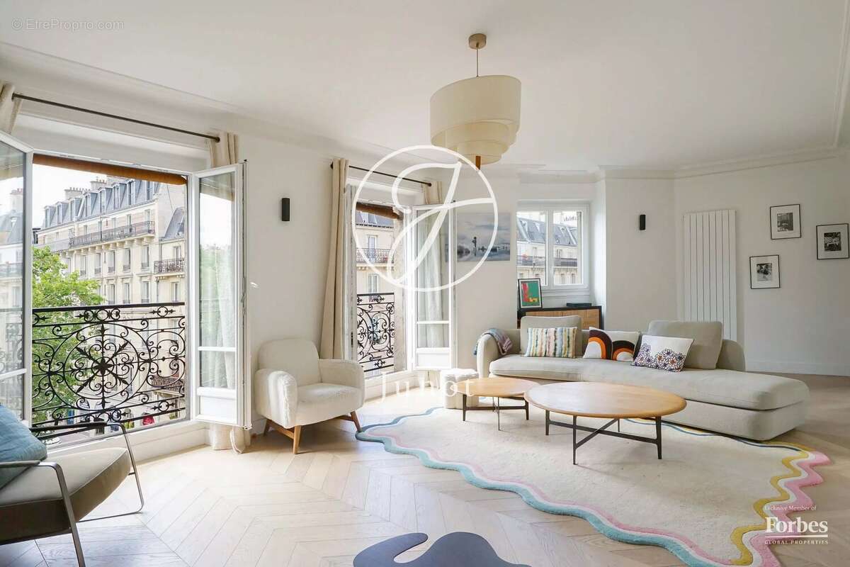 Paris 5e - PLACE MONGE - Duplex - 5 pièces - 138,18m² Carrez - 141,76m² au sol - 3 chambres - Vues dégagées - Rénové - photo 3