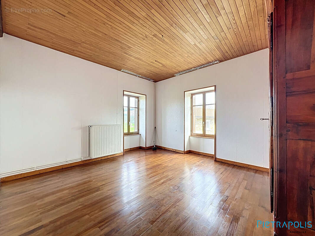 Maison 120 m² à Saint-Vincent-De-Reins  - photo 9