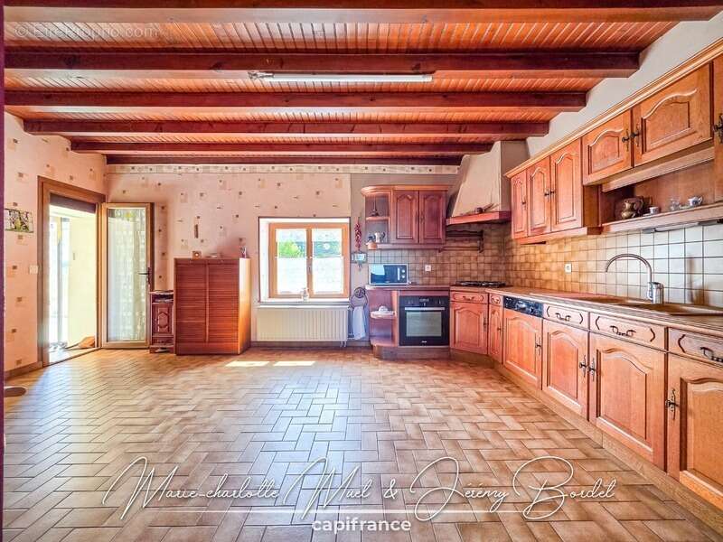 Longère avec double garage et dépendances - photo 10