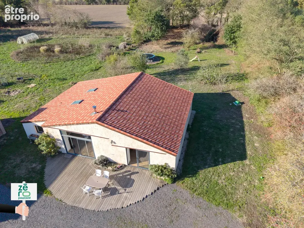 Le charme de l'ancien, le confort d'une rénovation récente et un cadre de vie privilégié à proximité du lac du - photo 1