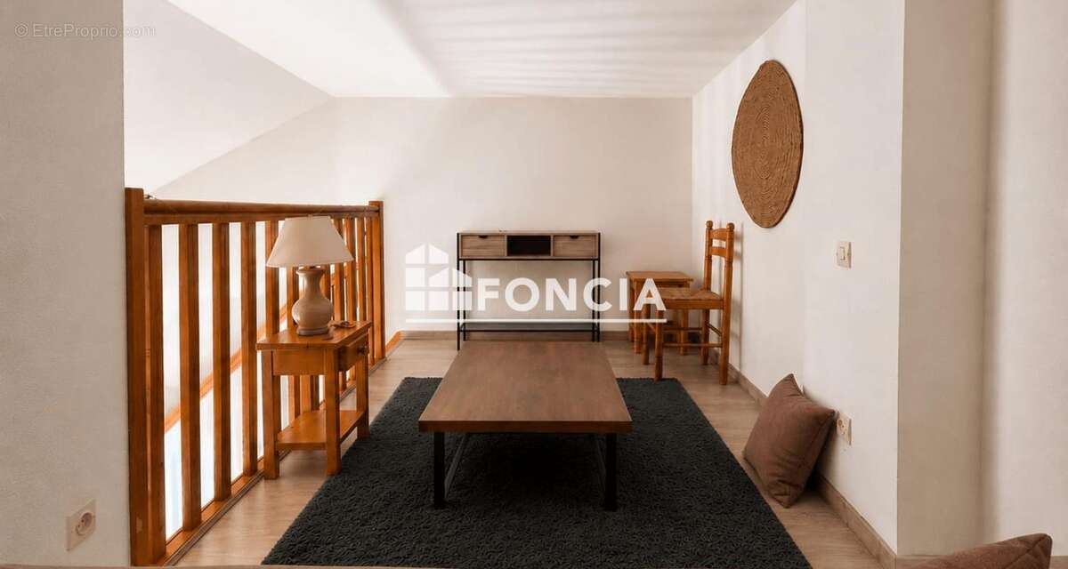 Proche du port - bel f2 climatise avec chambre et mezzanine - photo 9