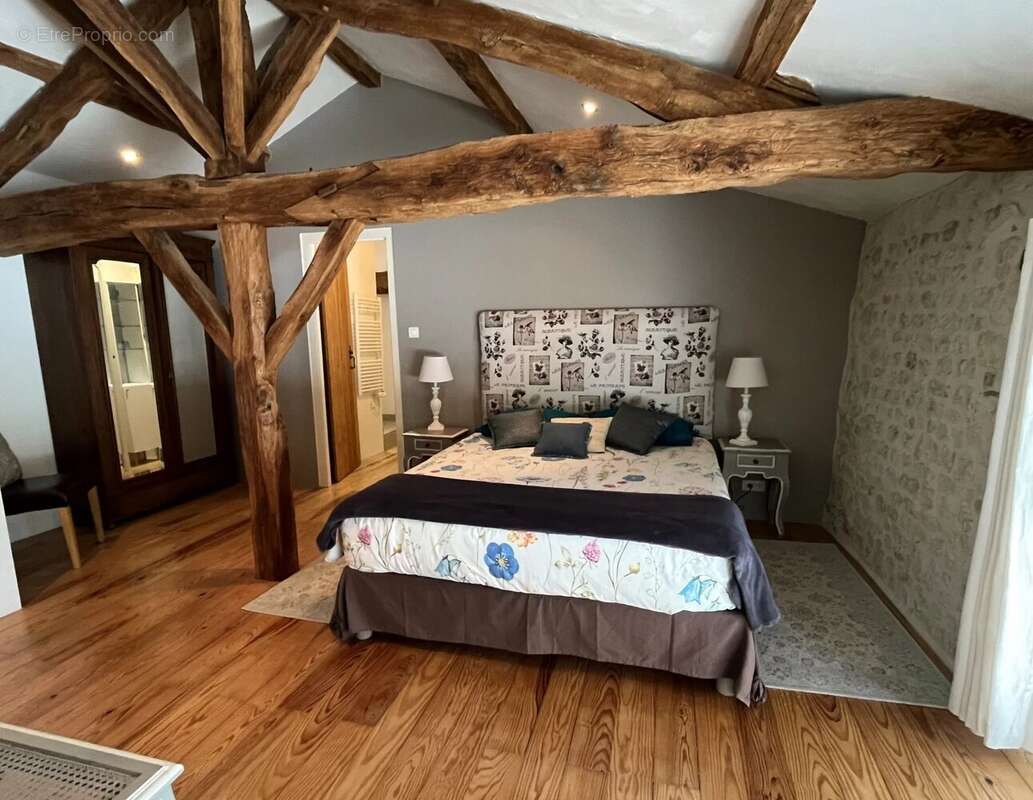 Maison à SAINT-LAURENT-DES-COMBES