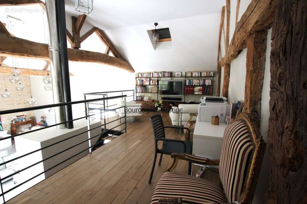 Elegante longere de caractere de 338 m² entierement renovee avec piscine et parc de 3108 m² - photo 11
