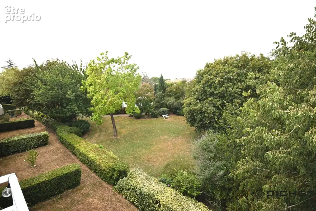 Appartement T4 en dernier étage avec ascenseur, terrasse et parkings - photo 5