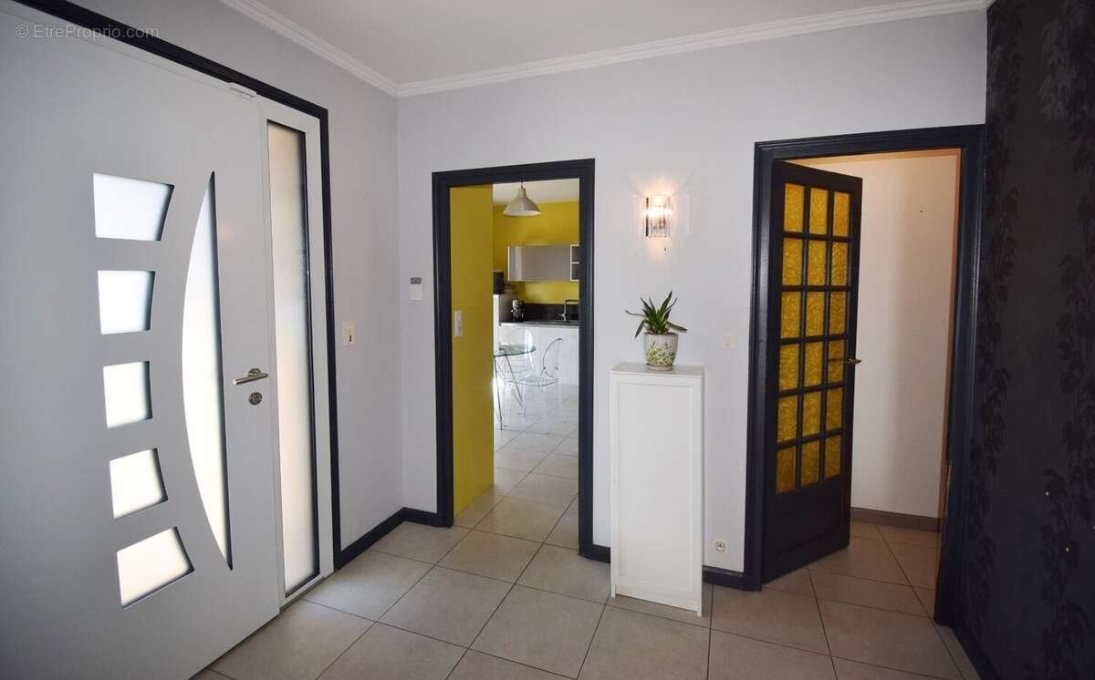 Maison à CREUZIER-LE-VIEUX