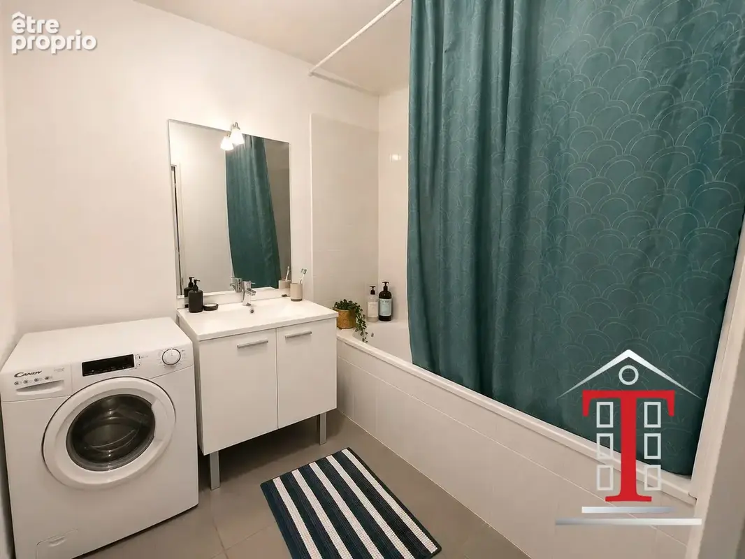 Salle de bain fonctionnelle avec baignoire