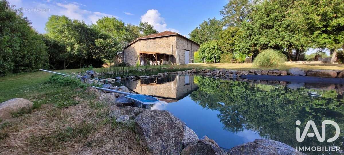 Maison 175 m² à Genouillac  - photo 2