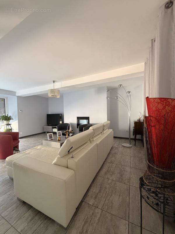 Maison 180 m² à Piegut-Pluviers  - photo 8