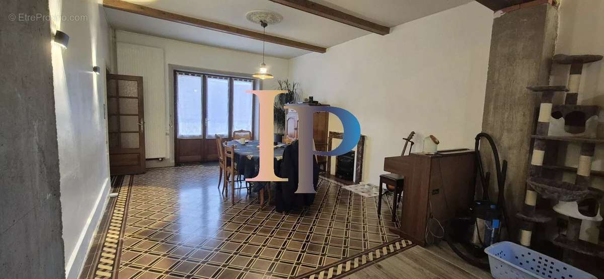 Maison à POUILLY-SOUS-CHARLIEU