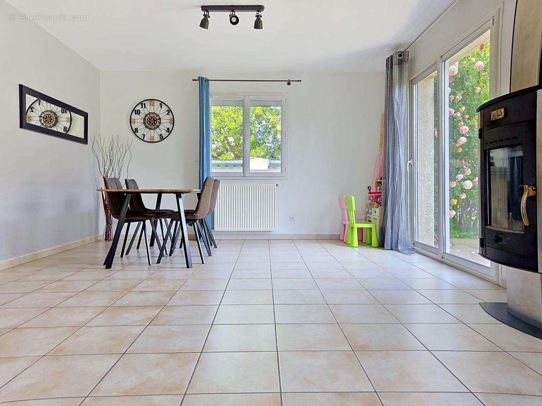Maison à MEYZIEU