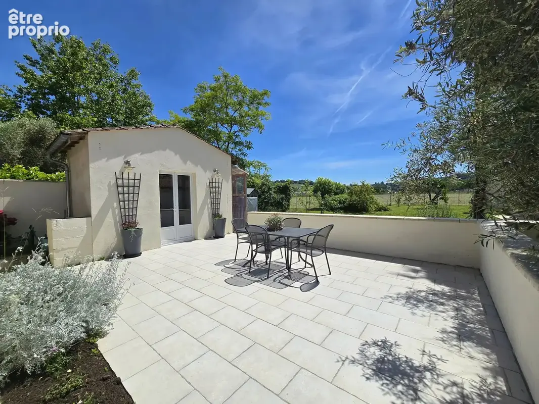 Belle maison en pierre rénovée avec nombreuses dépendances, jardin clos et fort potentiel - photo 2