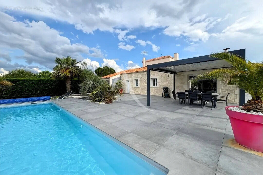 Maison à SAINTE-RADEGONDE-DES-NOYERS