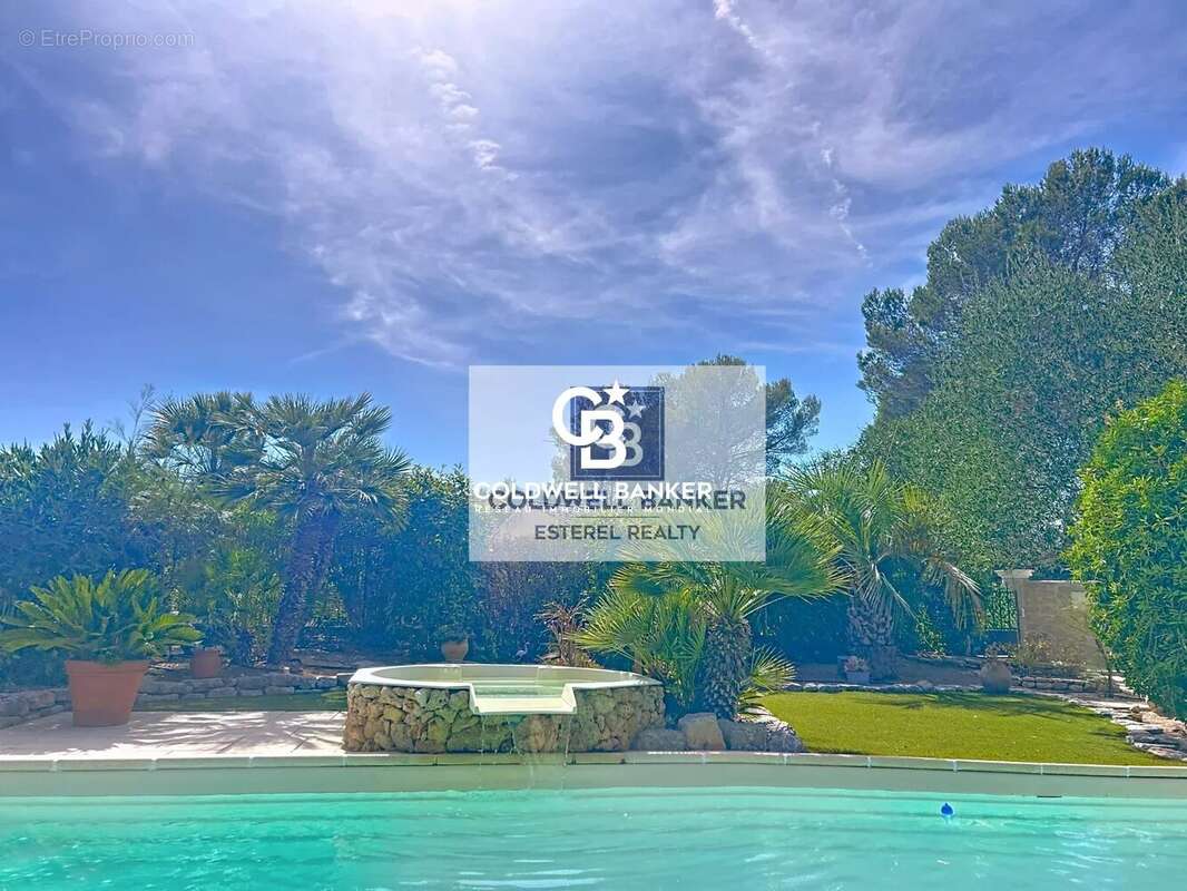 Maison à ROQUEBRUNE-SUR-ARGENS