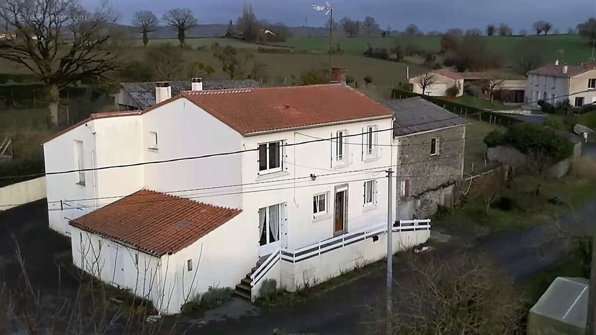 Maison à LA MEILLERAIE-TILLAY